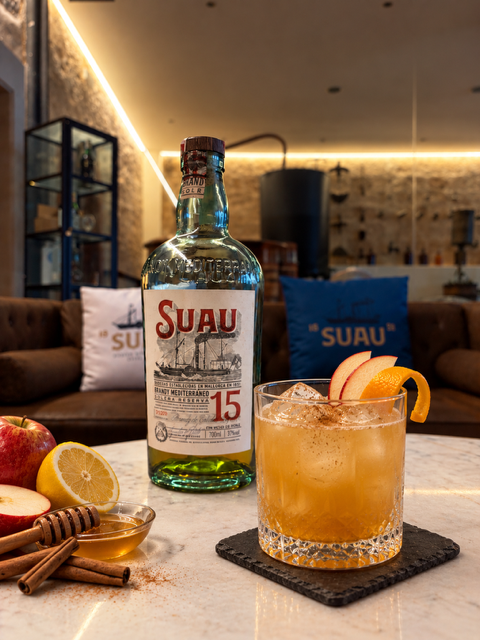 Autumn sunsets in Mallorca: Suau de Tardor, the cocktail with Brandy Suau 15, apple, lemon, honey and cinnamon